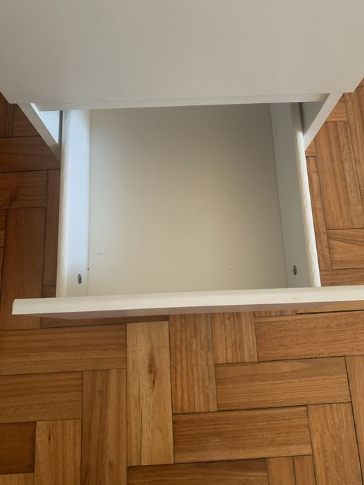 Mesinha de cabeceira Ikea