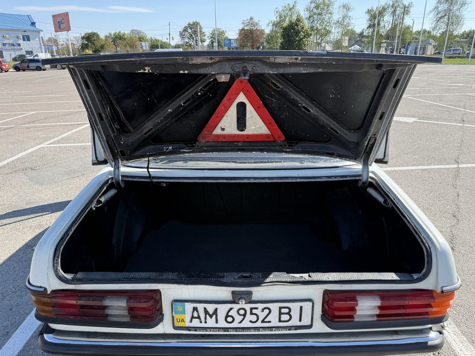 Mercedes-Benz E-Class W123 1984