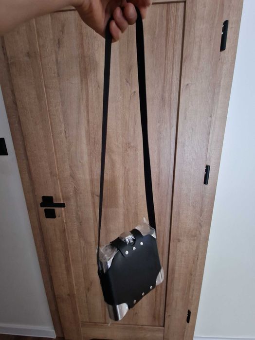 Duża piersiówka stalowa z kieliszkami w etui