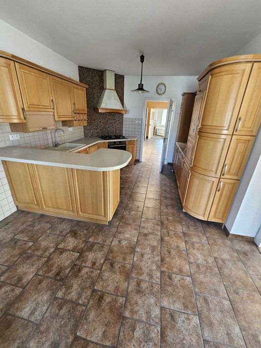 drewniana kuchnia od architekta z pełnym wyposażeniem AGD (lodówka, piekarnik, płyta gazowa, zmywarka, okap, zlew)