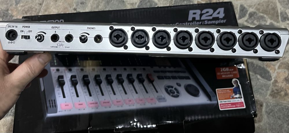 Zoom R24 Gravador digital multipistas,interface, controlador e sampler