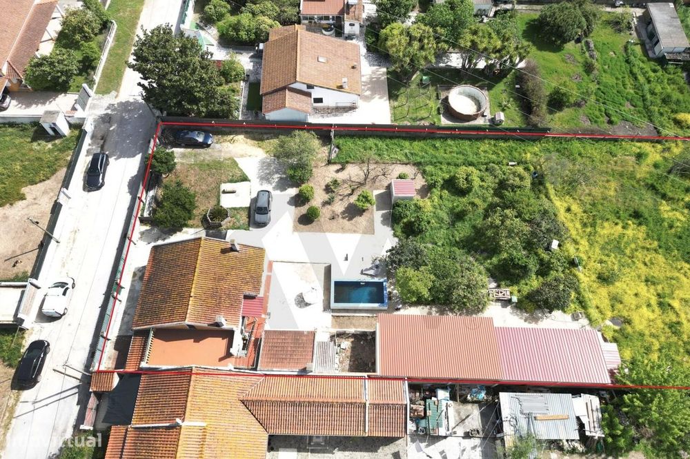 Moradia T2 em Pinhal Novo, com enorme potencial de expansão e 2100m2 d