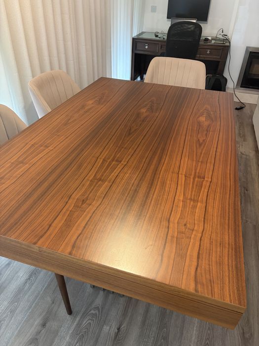 Mesa de sala de jantar em madeira de nogueira