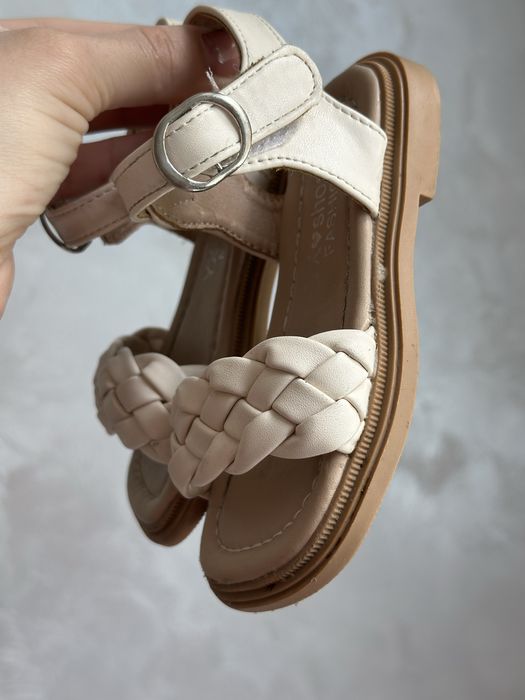 Босоніжки дуже стильні нарядні 22 14,5