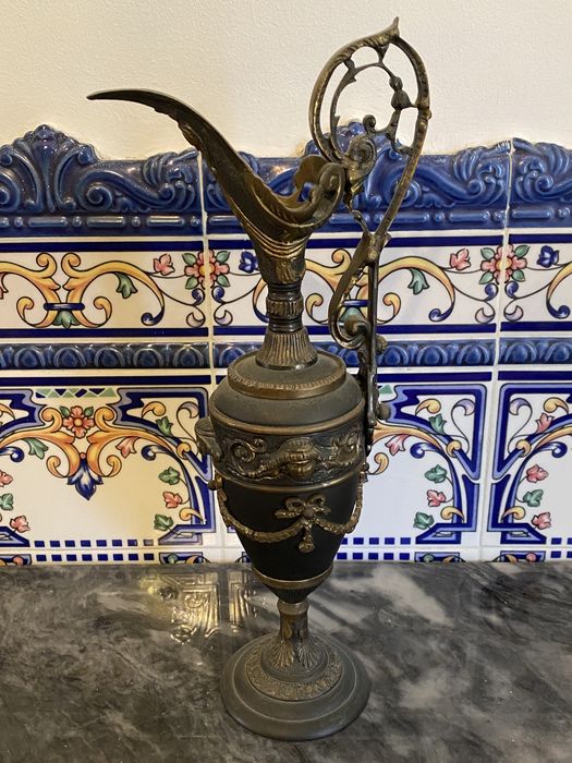 Jarra com detalhes em ferro