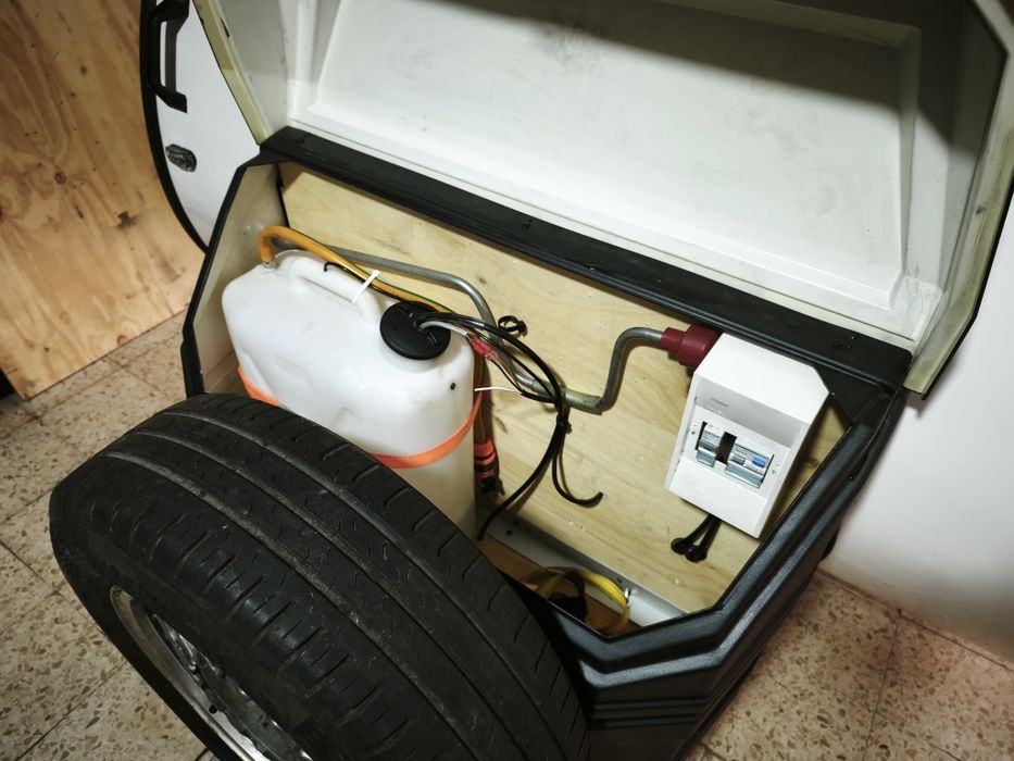 Mini caravana com tenda e sistema offgrid