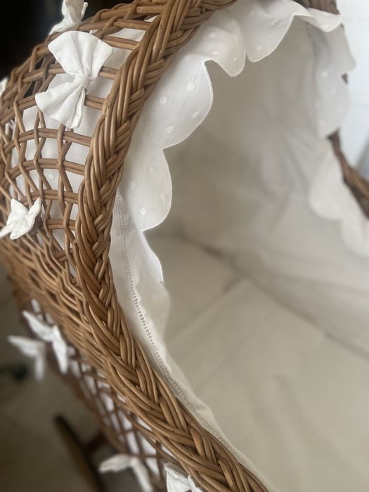 Berço artesanal em vime forrado a bordado inglês