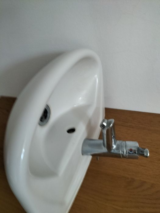 Mała umywalka z baterią