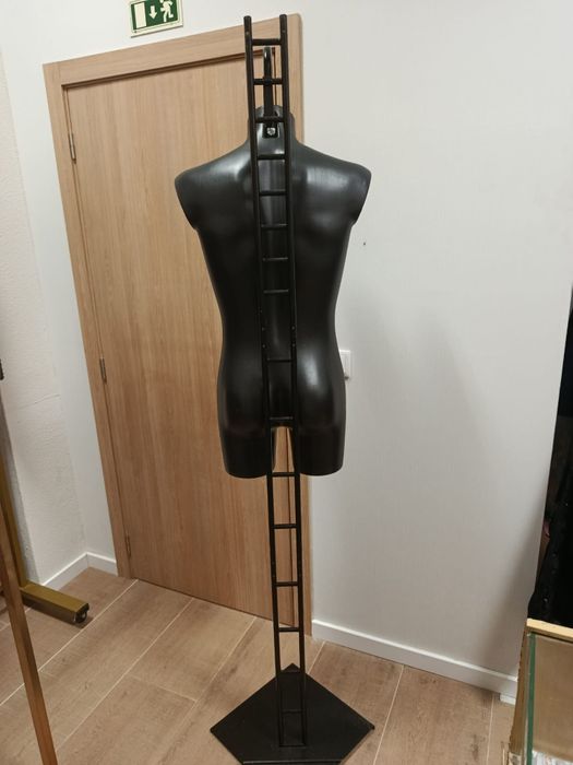 Manequim Masculino Regulável com Base Incluída – Preto