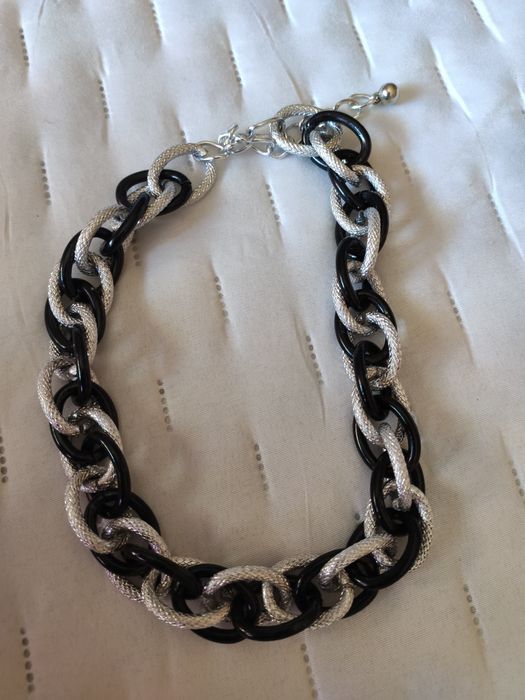 Colar preto e prateado