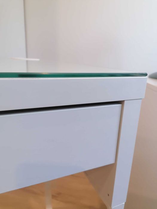 Secretária IKEA Micke branca com tampo em vidro