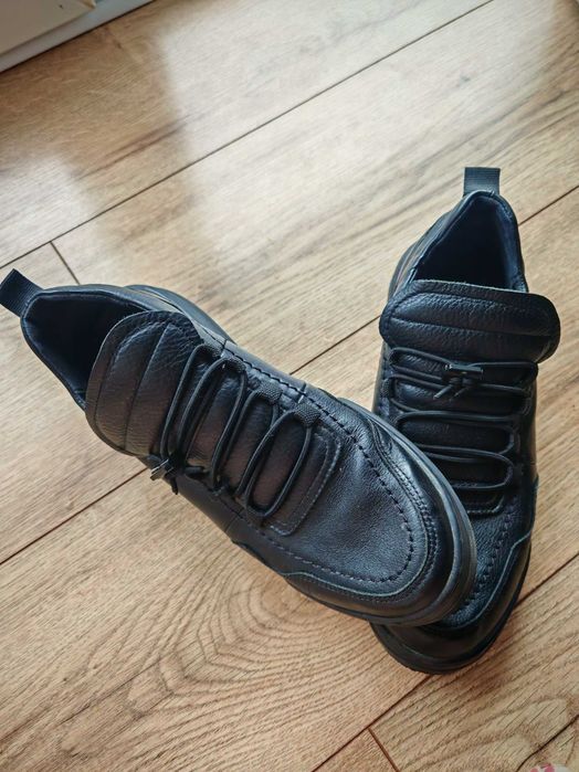 Skórzane sneakersy Rondo czarne — stan bardzo dobry