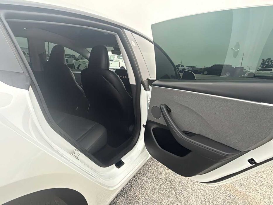 Tesla Model 3      2025