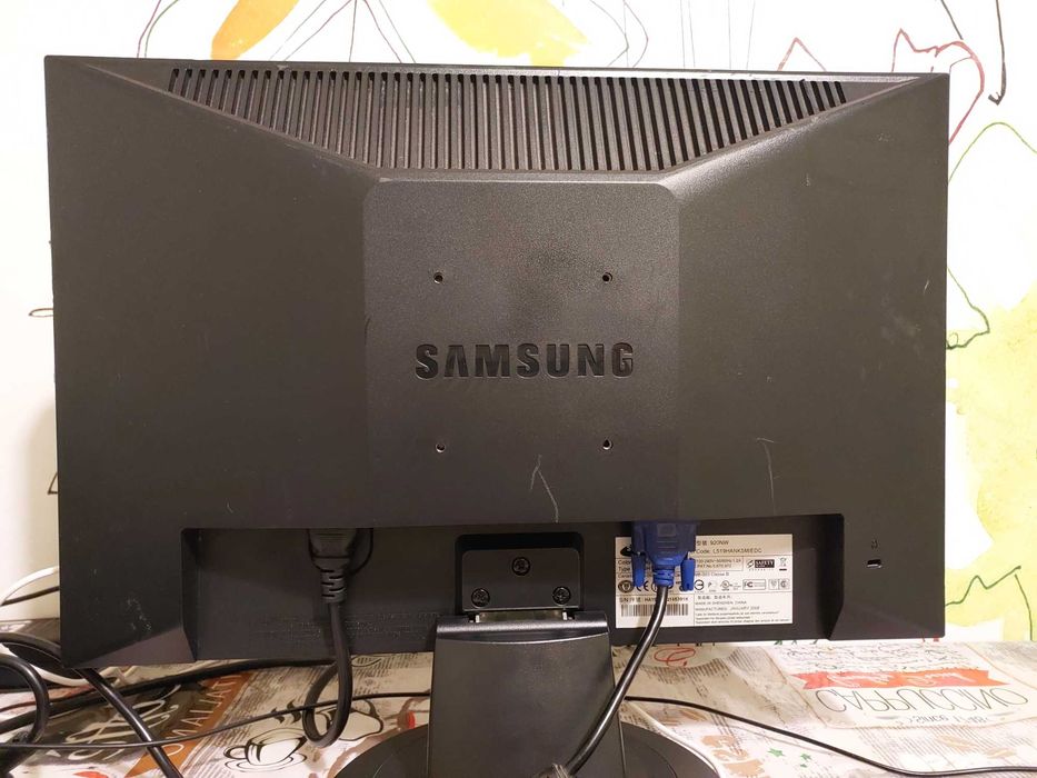 Монитор Samsung 19" дюймів  простий та надійний, все працюе