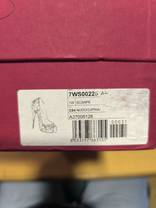 Sapatos de salto alto femininos Valentino