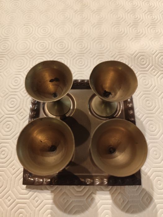 Copos e pratos em bronze