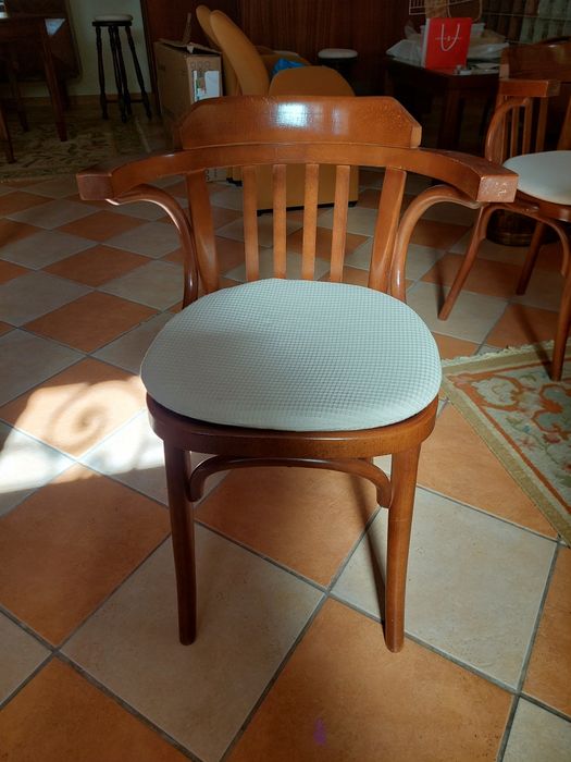 Mesa de jogo em mogno com tampo de feltro verde, com duas gavetas e 4 cadeiras.  Usada , mas em óptimo estado. Dimensões  -  tampo 80x80cm, alt.74 cm.