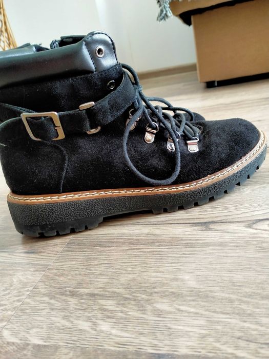 Czarne ocieplane traperki