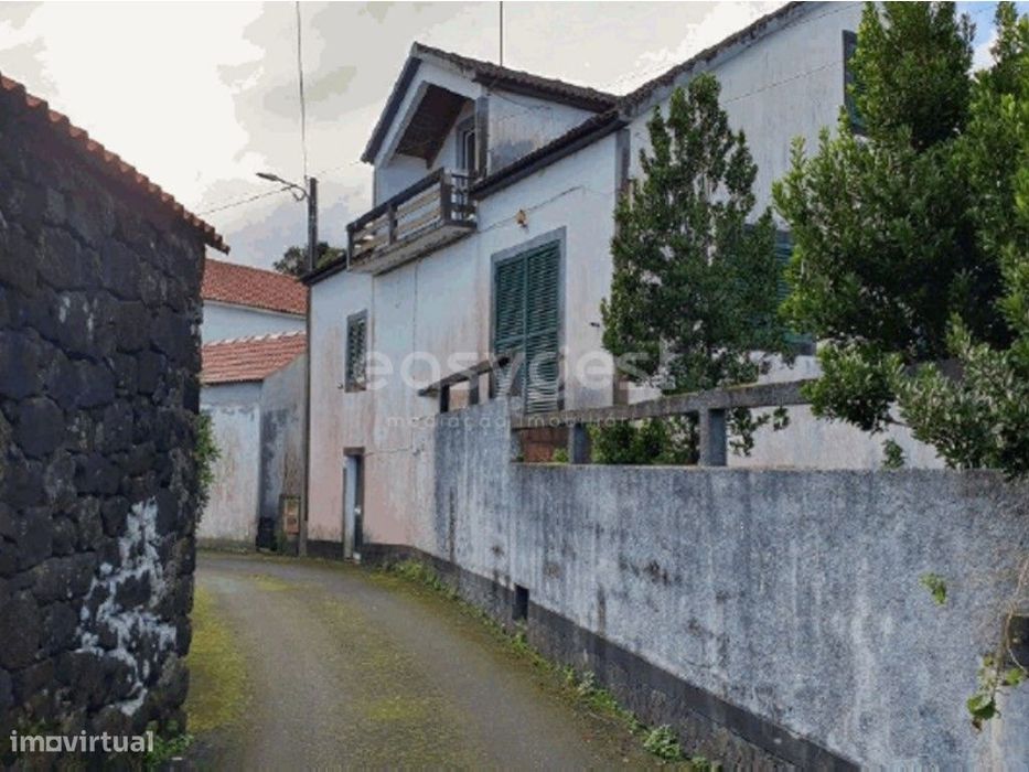 Moradia T4 isolada com amplo quintal e possibilidade de garagem