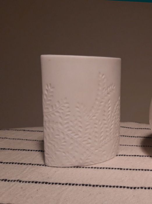 Recipiente de cerâmica branco para escova de dentes ou canetas