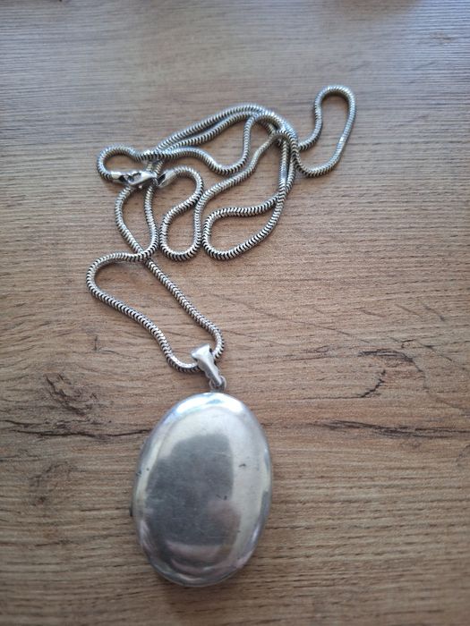 Duży srebrny sekretnik