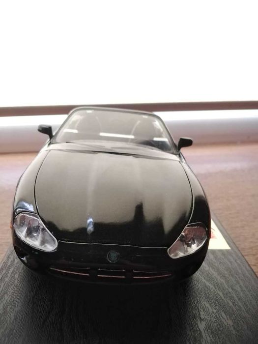 Модель автомобіля 1/18 MAISTO - JAGUAR - XK8 SPIDER 1996
