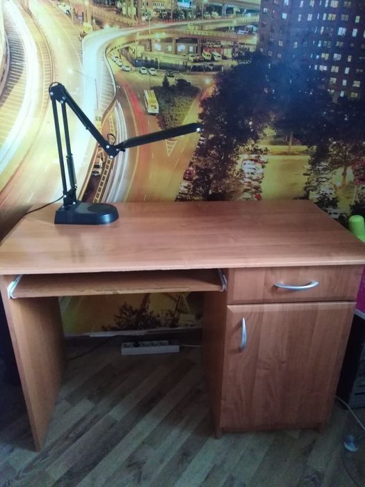 Стіл письмовий та комп'ютерний