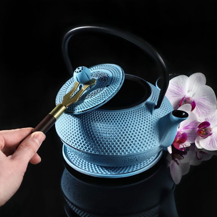 Czajnik żeliwny Teramo 0.85L z czarkami, podstawką i widelcem,