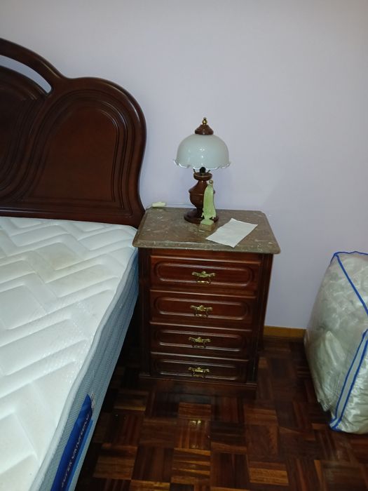 Cama, cómoda e bancas de cabeceira