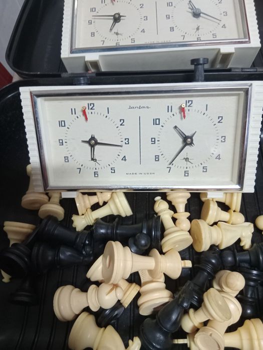 Jogo de xadrez com relógios vintage
