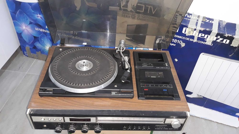 Aparelho de Musica, Radio e Giradisco e Cassete Antigo Marca, CANCY,,Preçisa de Reparaçao, vendo 25 euros