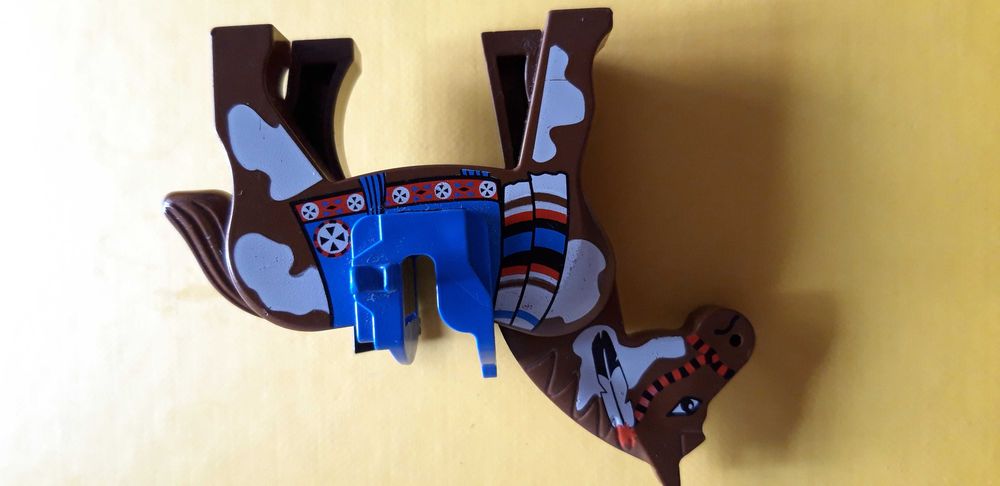 Lego cavalo cobertor azul, circulo vermelho
