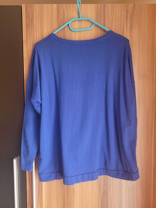 Szafirowa bluza motywy geometryczne Carry XL