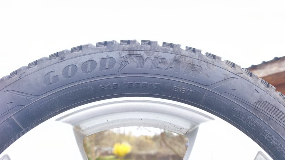 215.55.R17. Goodyear Ultra Grip Arctic 2.