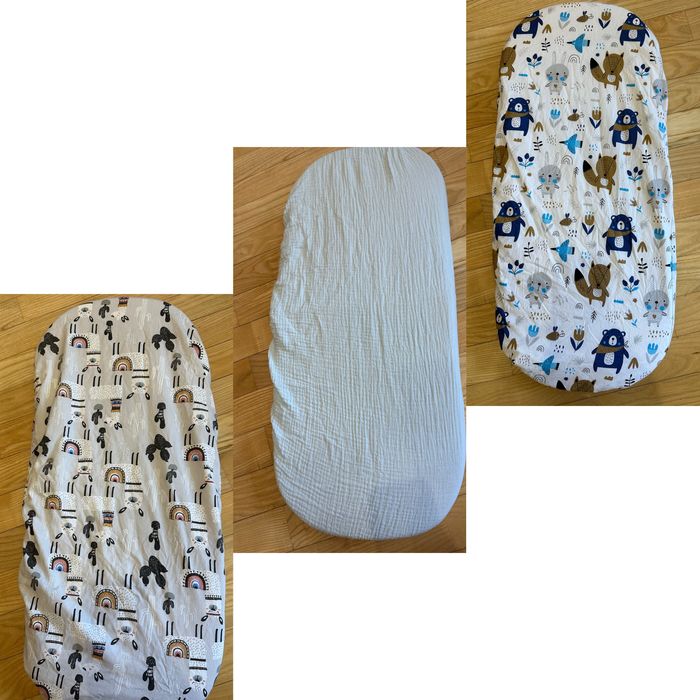 Непромокаючі простирадла на резинці у візочок, одне муслін