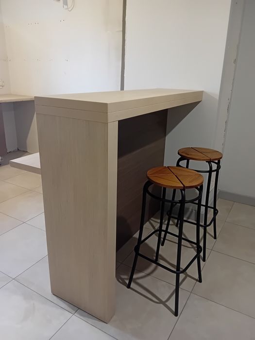 Barek z dwoma poziomami batów z szufladą cargo