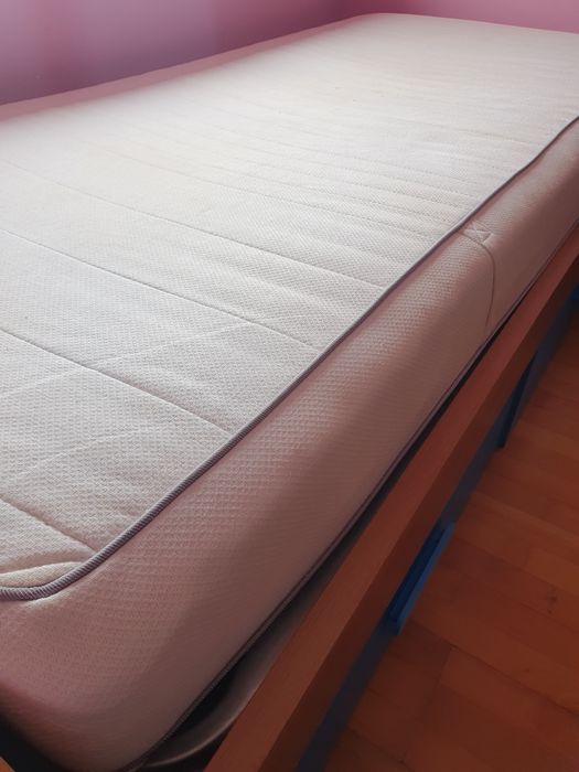 Cama de solteiro com colchão