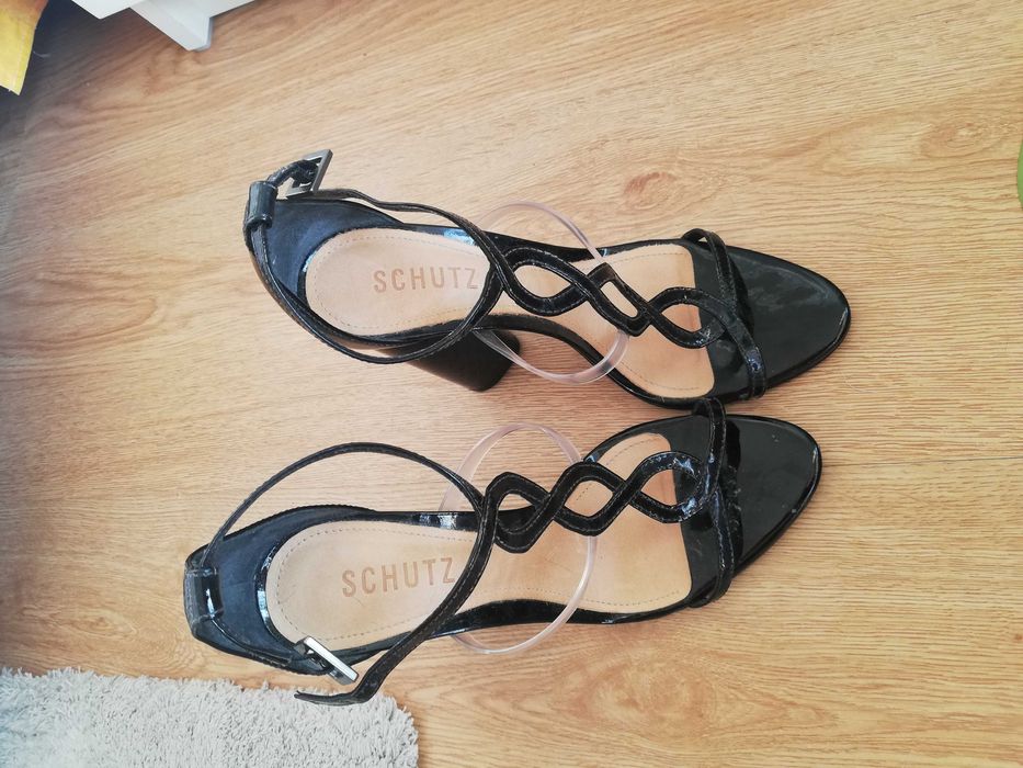 Sandálias pretas de salto Schutz