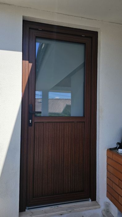 Porta em PVC branco e imitação madeira