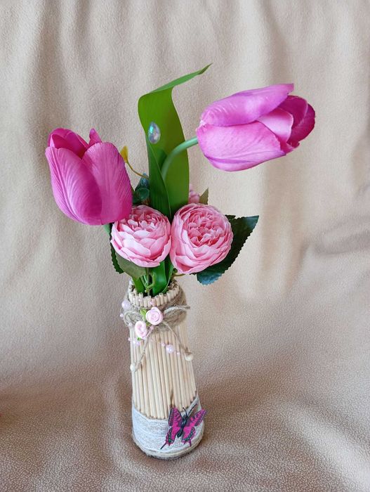 2 arranjos com flores artificiais