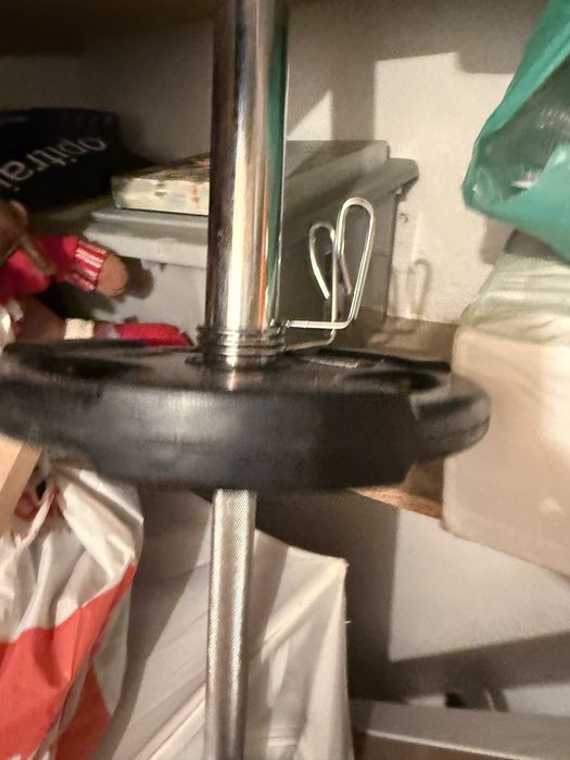 Barra olimpica com pesos e molas