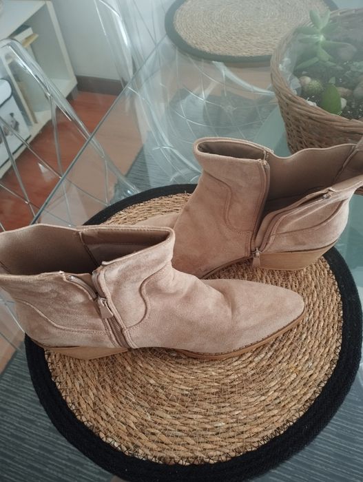 Botas de camurça usadas uma vez