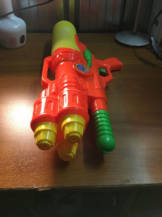 Criança - Pistola de água - Diverte-te