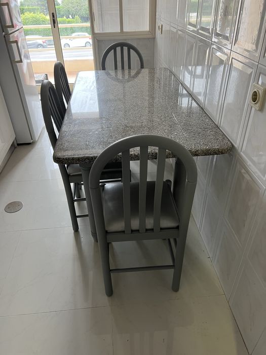 Mesa com tampo de mármore + 4 cadeiras + 2 bancos – conjunto completo