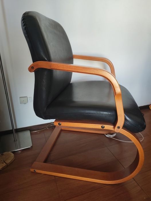Poltrona de madeira com revestimento em couro