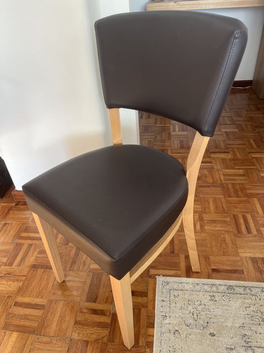 Conjunto duas Cadeiras castanhas almofadadas