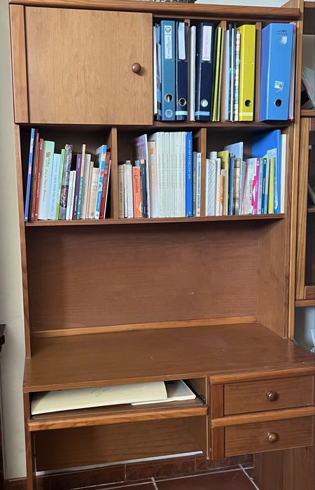 Secretaria, com mesa que abre