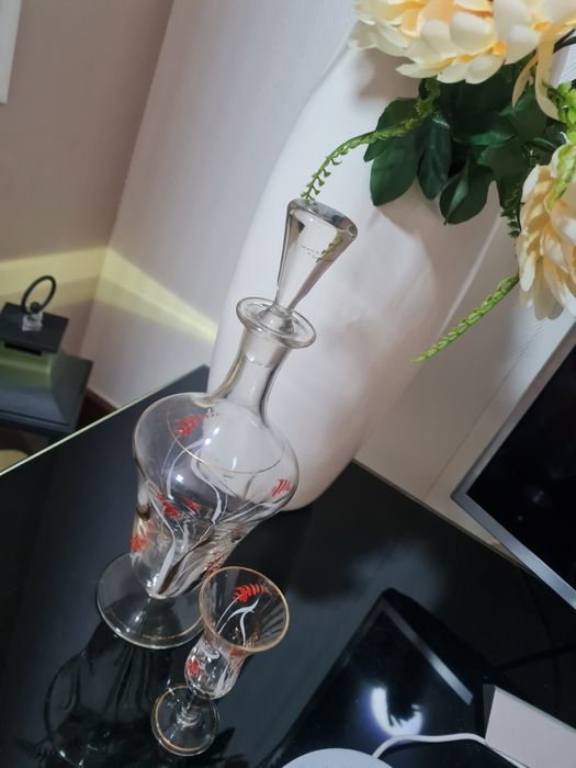 2 Licoreiras antigas com copo