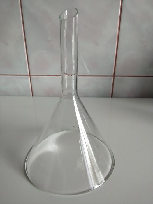 Лабораторна скляна лійка.