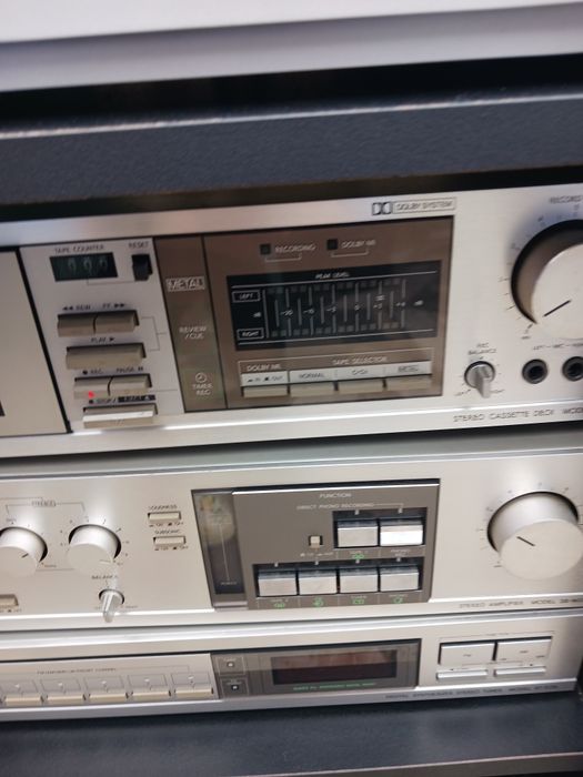 Aparelhagem marca TOSHIBA com 4 aparelhos,vide,cassete,gira discos,rádio,e microfóne